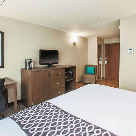 La Quinta By Wyndham Sturbridge Hotel Екстериор снимка