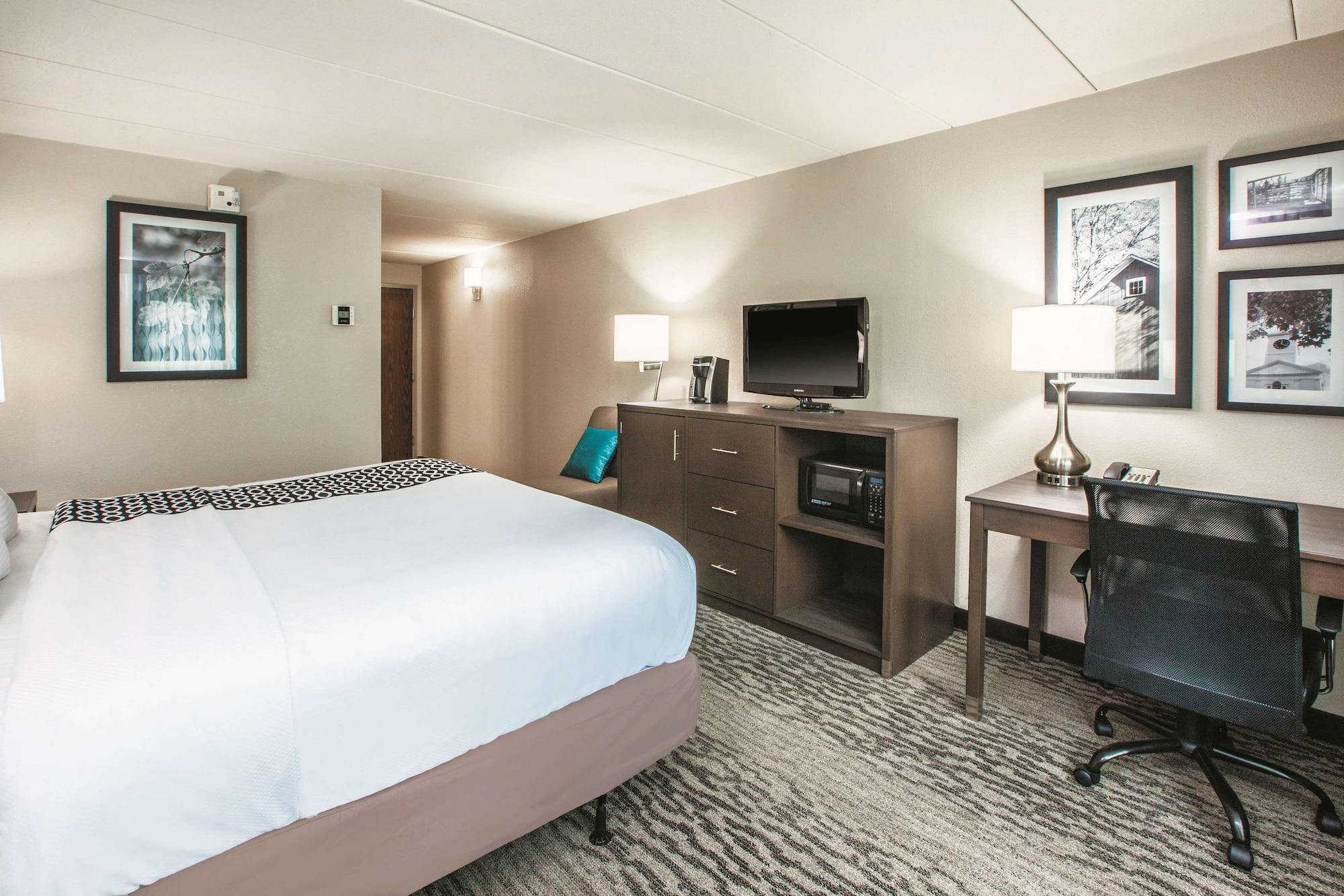 La Quinta By Wyndham Sturbridge Hotel Екстериор снимка