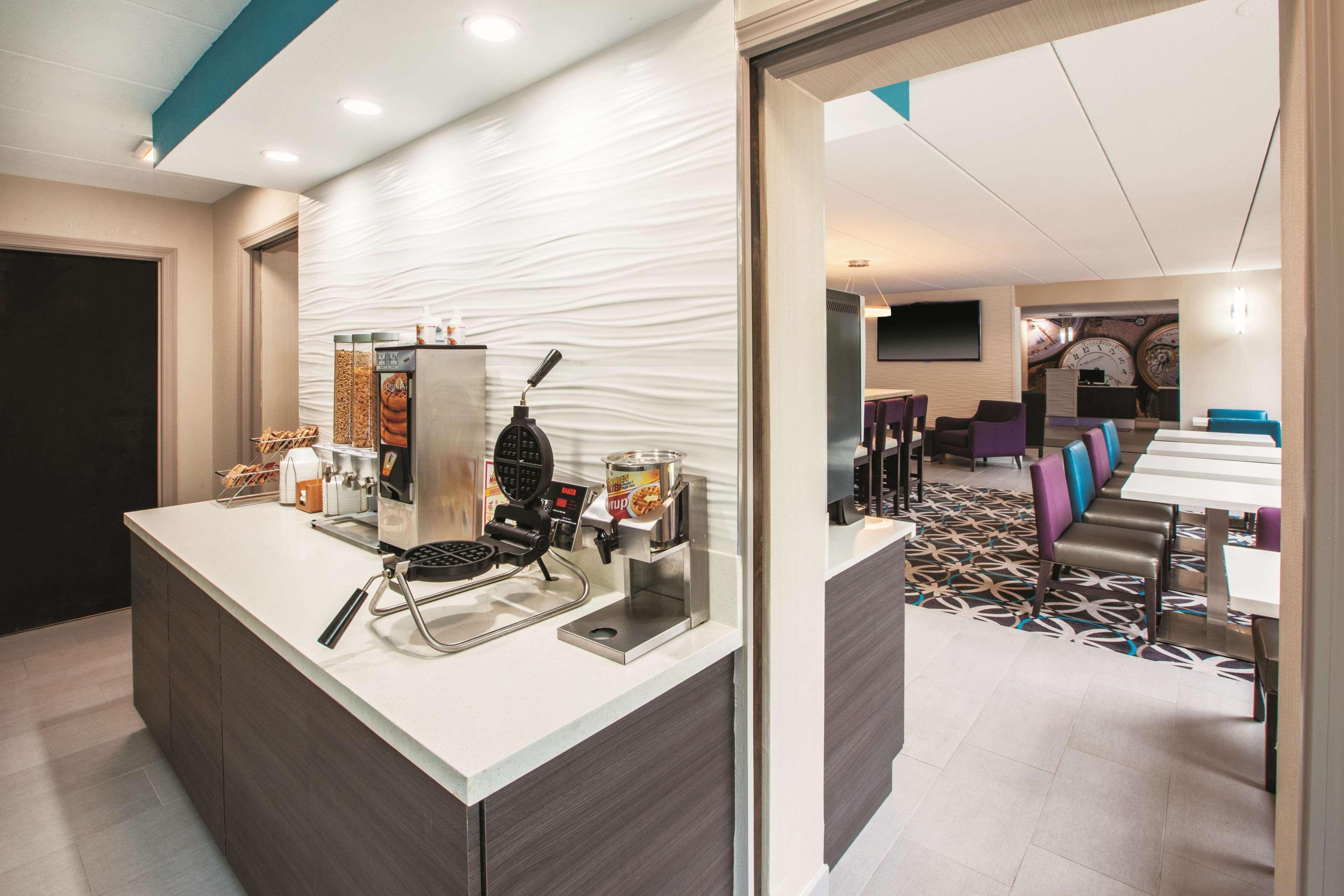 La Quinta By Wyndham Sturbridge Hotel Екстериор снимка