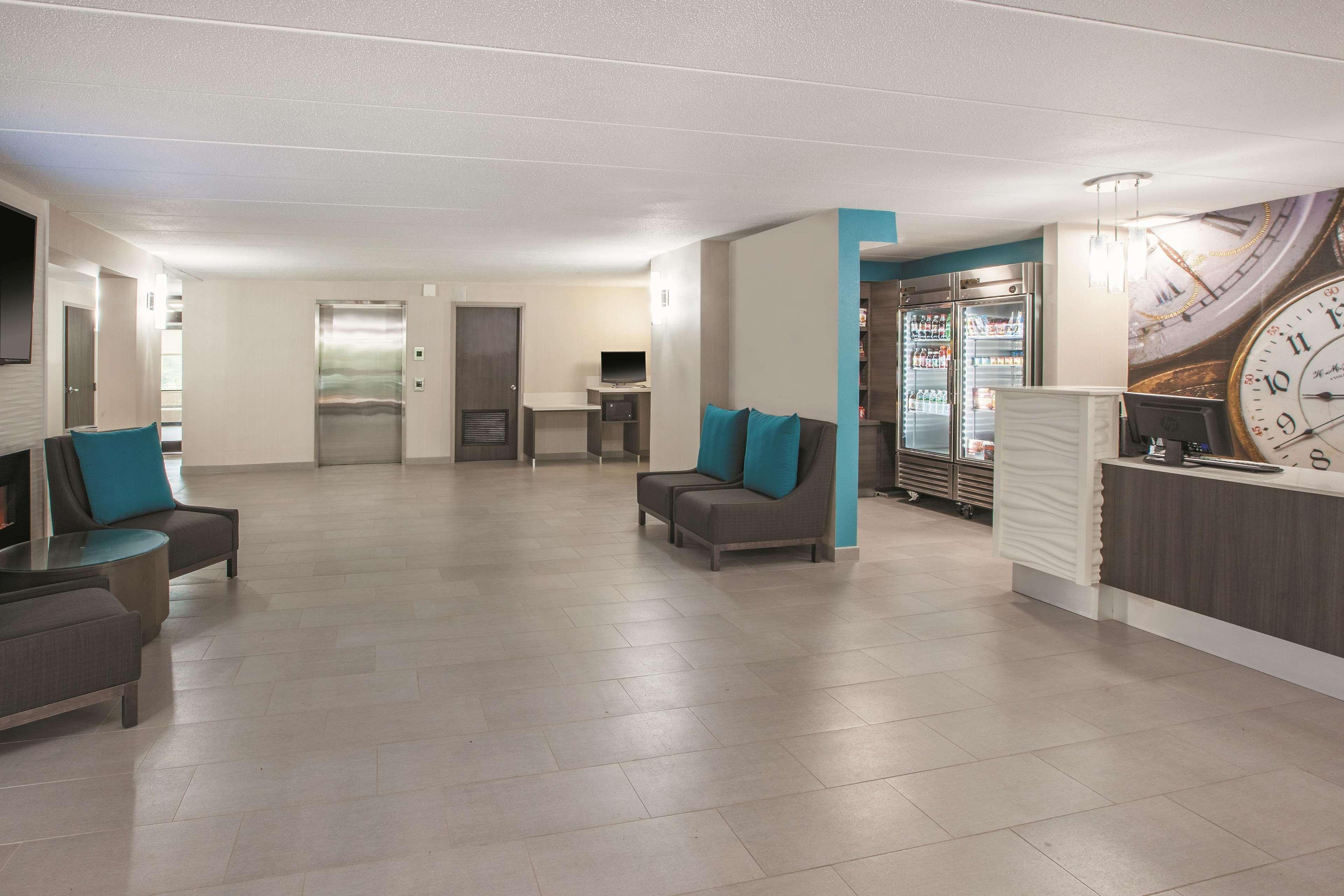 La Quinta By Wyndham Sturbridge Hotel Екстериор снимка