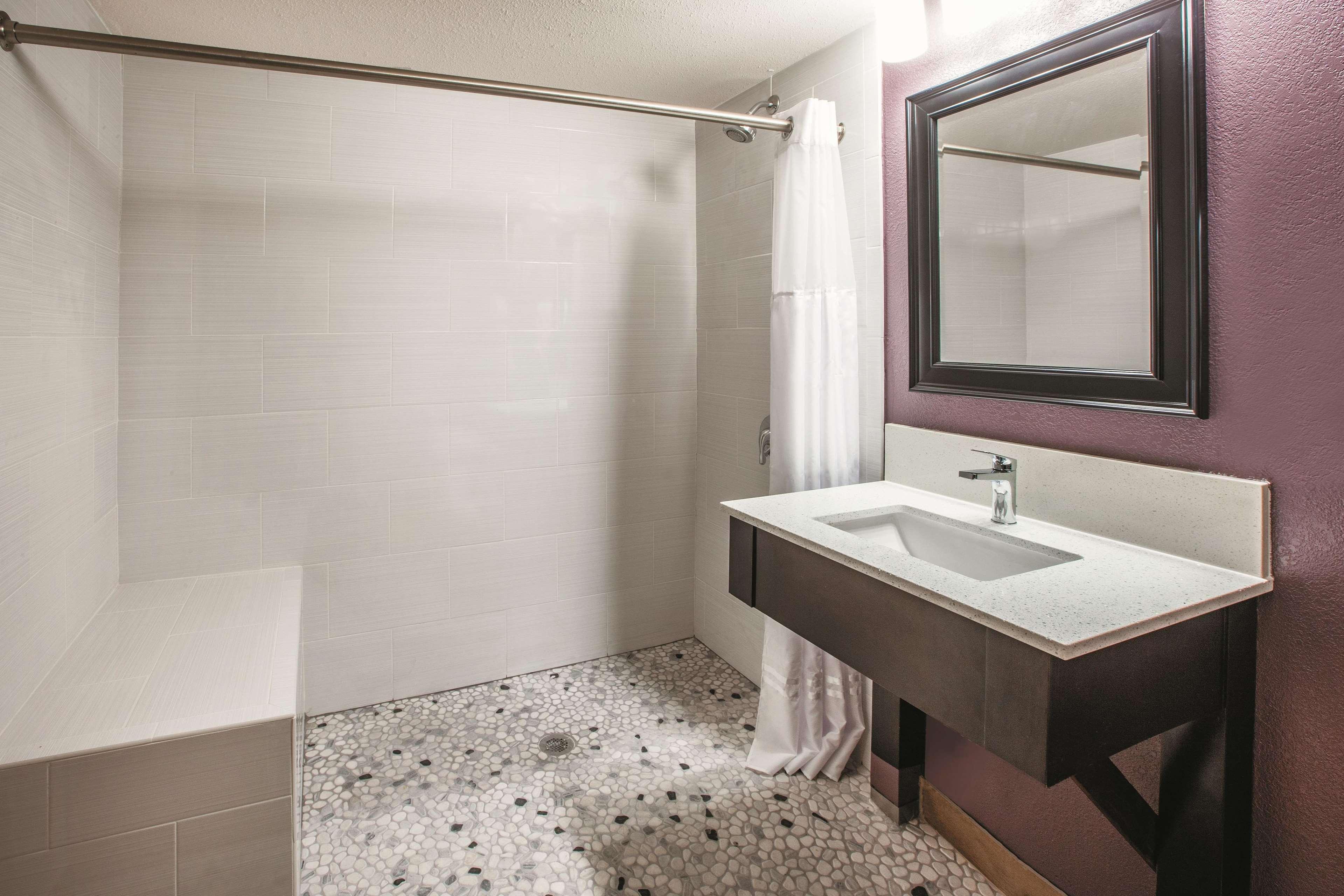 La Quinta By Wyndham Sturbridge Hotel Екстериор снимка