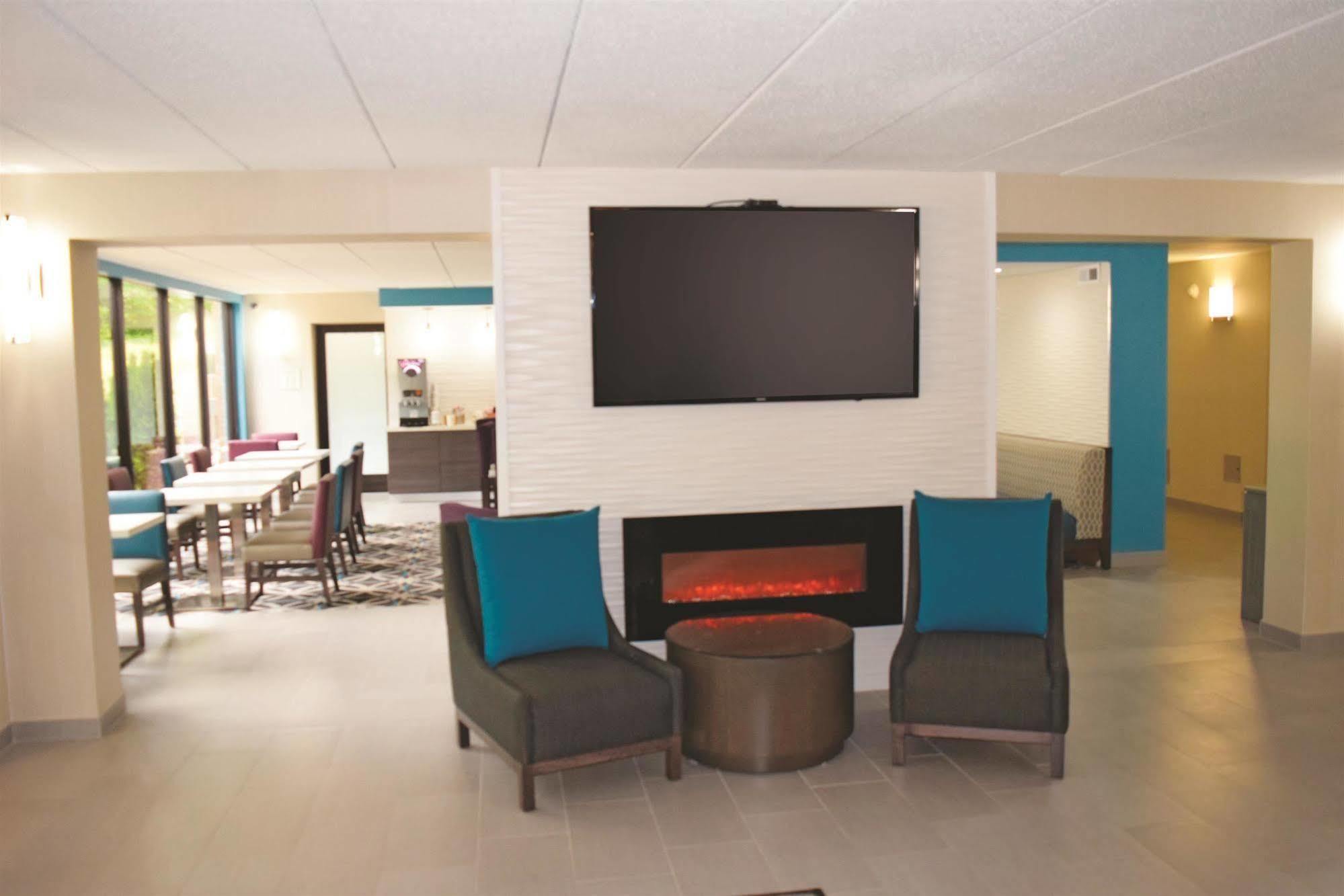 La Quinta By Wyndham Sturbridge Hotel Екстериор снимка