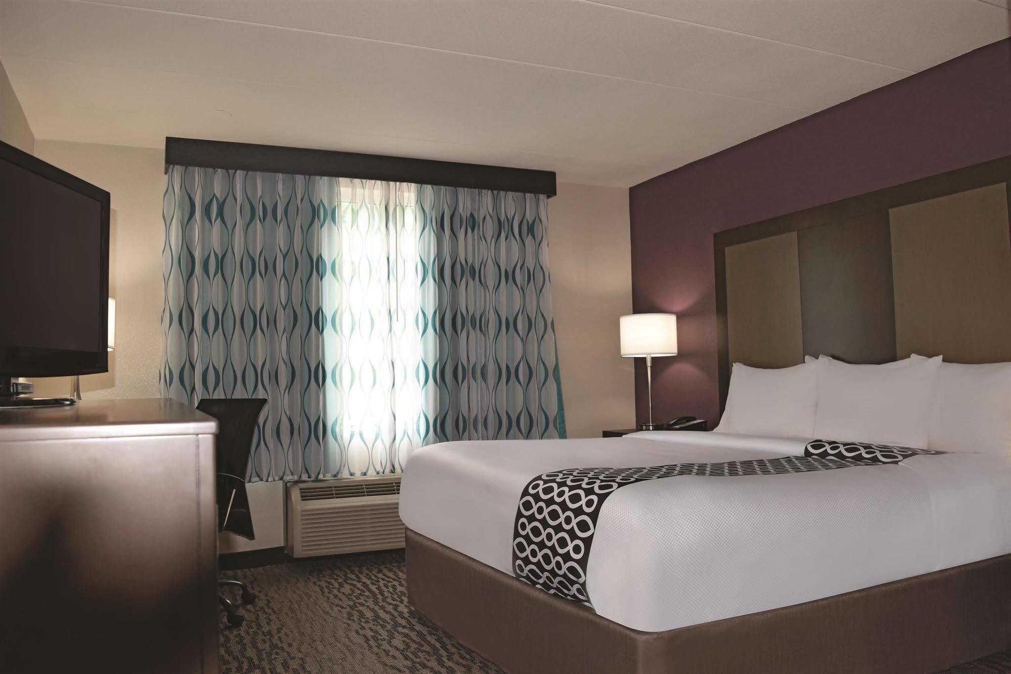 La Quinta By Wyndham Sturbridge Hotel Екстериор снимка