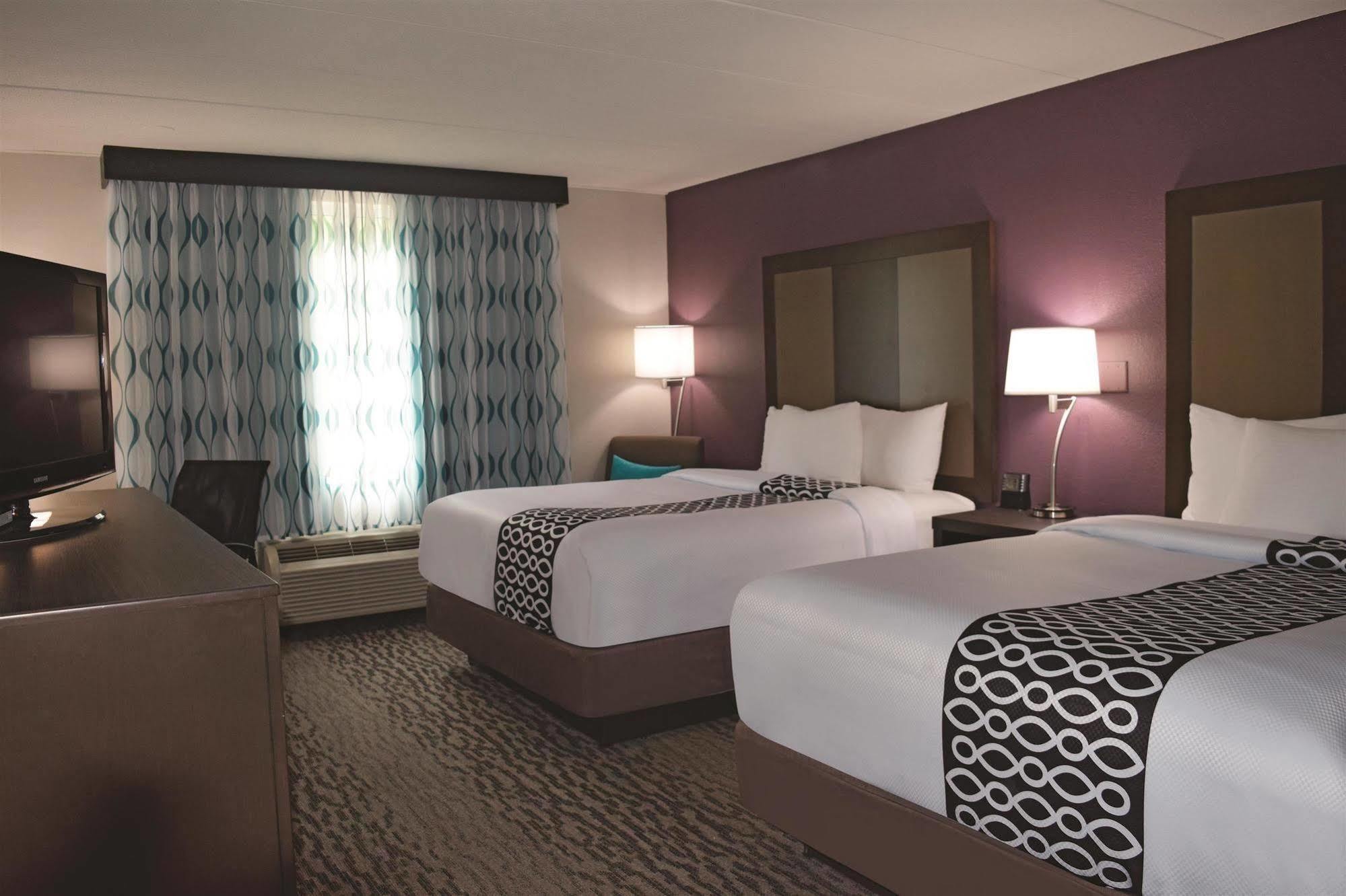 La Quinta By Wyndham Sturbridge Hotel Екстериор снимка