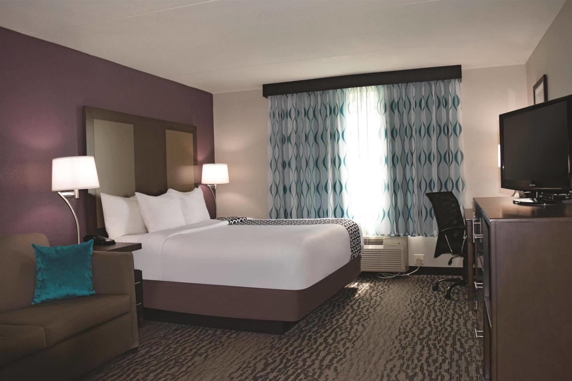 La Quinta By Wyndham Sturbridge Hotel Екстериор снимка