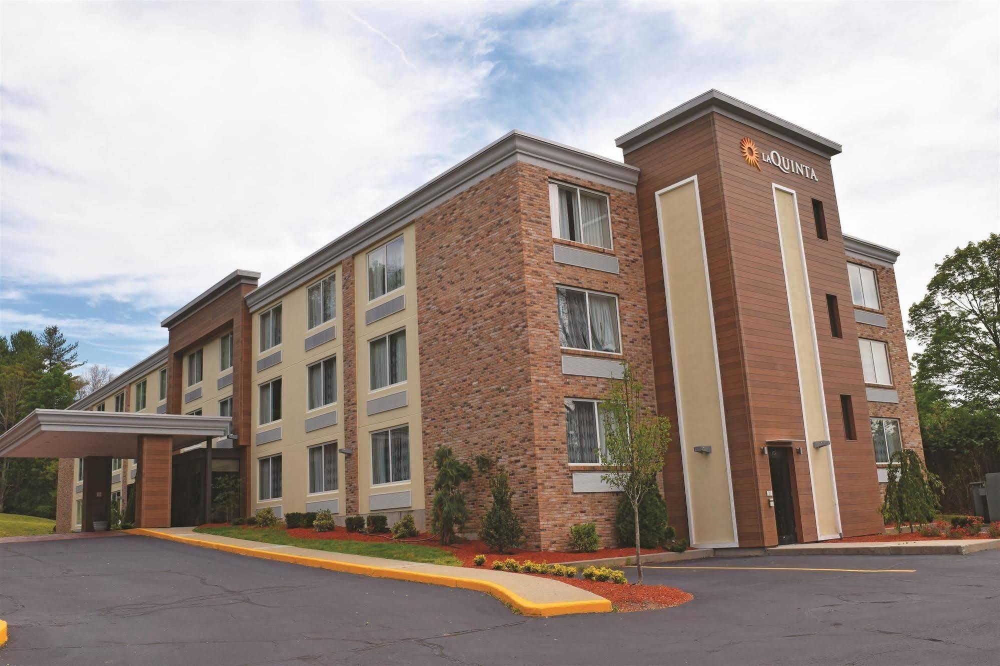 La Quinta By Wyndham Sturbridge Hotel Екстериор снимка